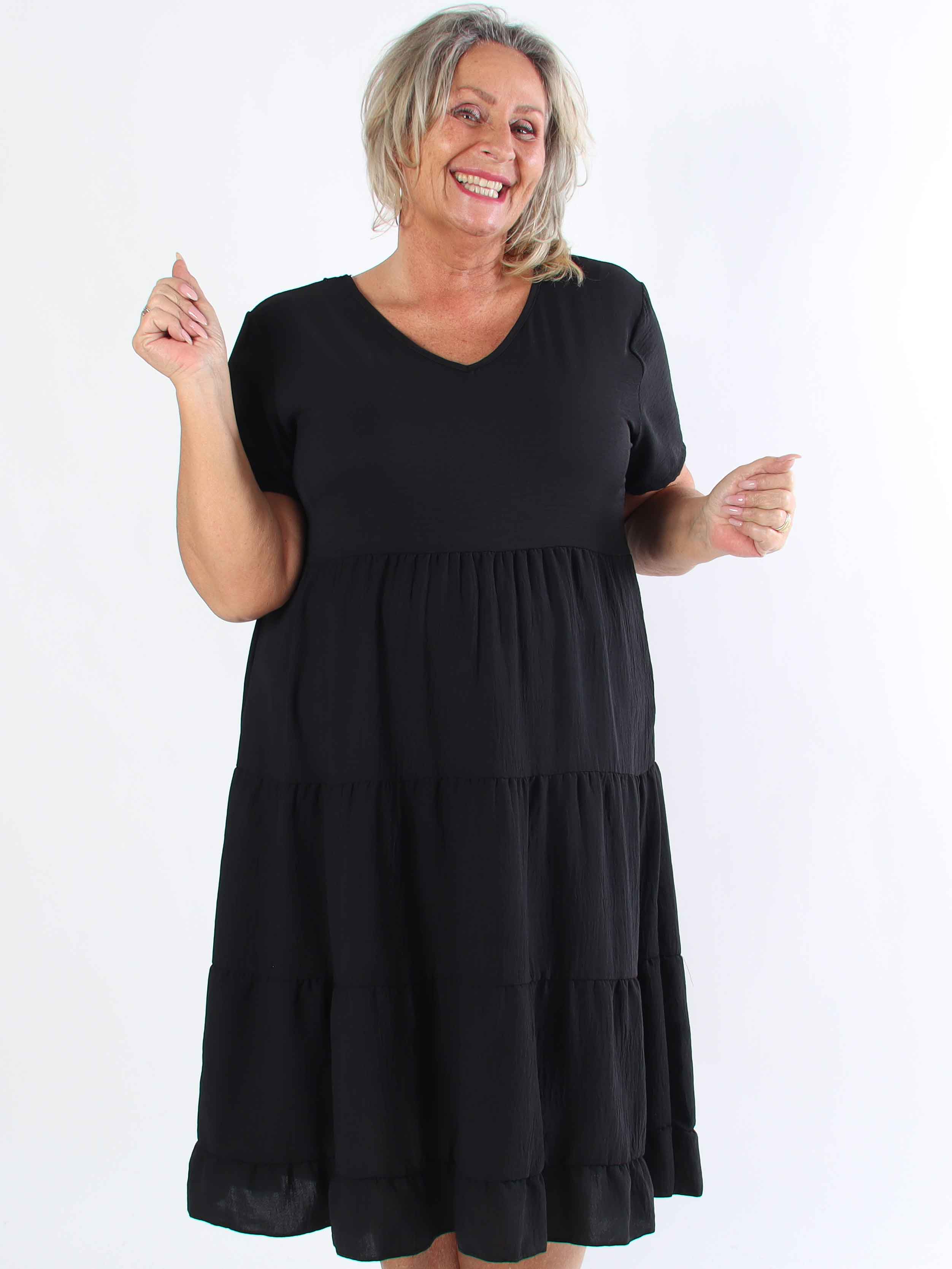 Shayna - Plus size-klänning i viskos med broderade detaljer på ryggen